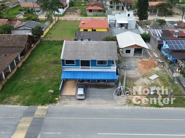 Sobrado com 360m² 3 quartos e 3 banheiros, à venda, no bairro Salinas em Balneário Barra do Sul