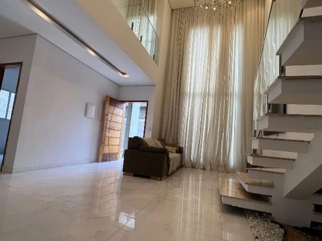 Sobrado com 200m² 4 quartos e 2 banheiros, à venda, no bairro Loteamento Residencial e Comercial Araguaia em Pindamonhangaba