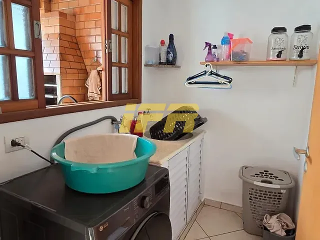 Sobrado com 256m² 5 quartos e 3 banheiros, à venda, no bairro Residencial Vila Velha em Taubaté
