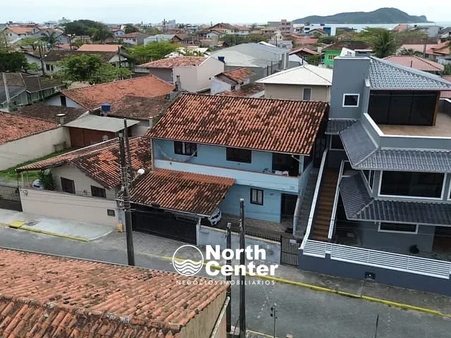 Sobrado com 143m² 4 quartos e 2 banheiros, à venda, no bairro Centro em Balneário Barra do Sul