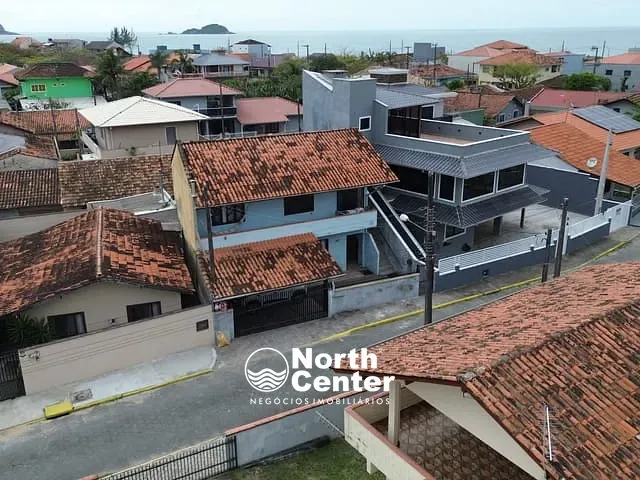 Sobrado com 143m² 4 quartos e 2 banheiros, à venda, no bairro Centro em Balneário Barra do Sul