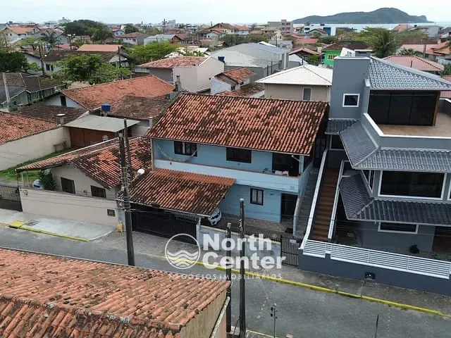 Sobrado com 143m² 4 quartos e 2 banheiros, à venda, no bairro Centro em Balneário Barra do Sul