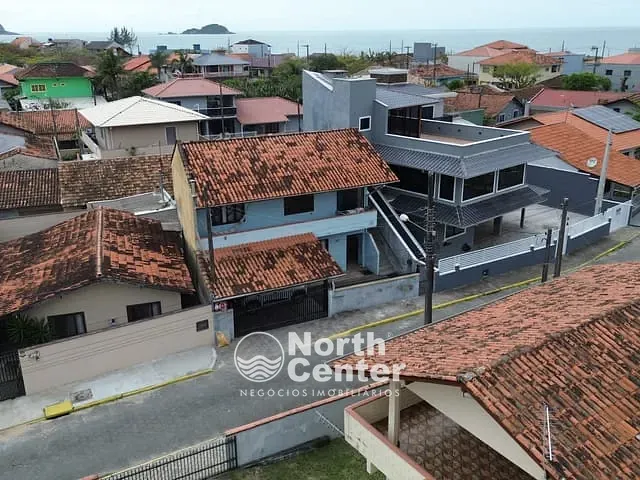 Sobrado com 143m² 4 quartos e 2 banheiros, à venda, no bairro Centro em Balneário Barra do Sul