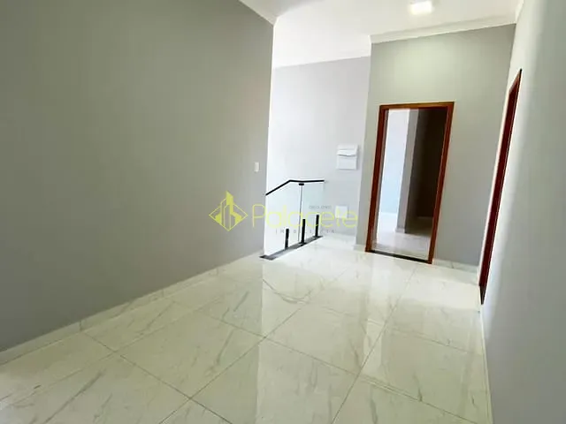 Sobrado 2 quartos e 2 banheiros, à venda, no bairro Loteamento Santa Clara em Pindamonhangaba