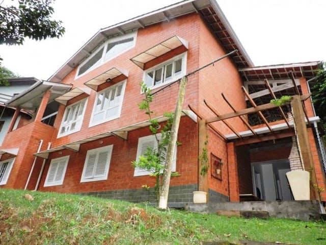 Sobrado com 976m² 4 quartos e 4 banheiros, à venda, no bairro Parque das Artes em Embu das Artes