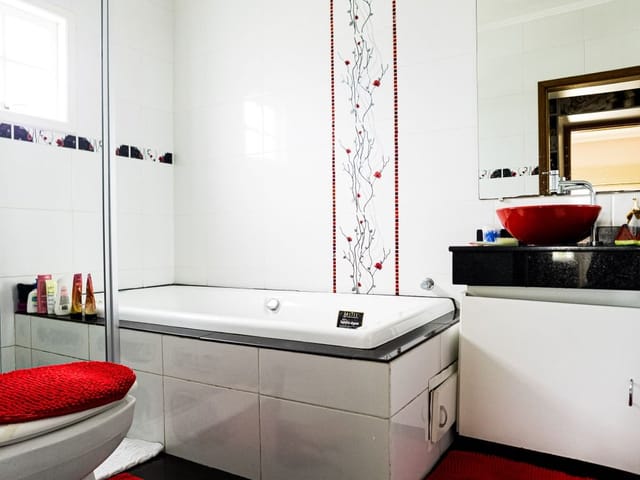 Casa com 280m² 5 quartos e 3 banheiros, à venda, no bairro Três Vendas em Pelotas