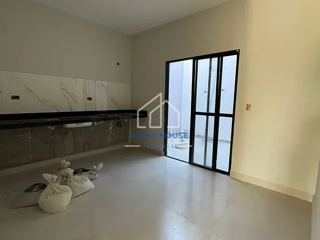 Sobrado 2 quartos e 1 banheiro, à venda, no bairro Loteamento Residencial e Comercial Flamboyant em Pindamonhangaba