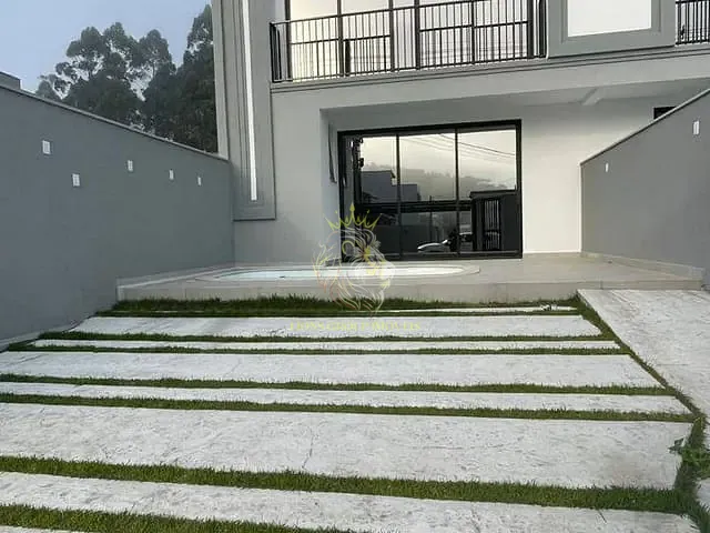 Sobrado 3 quartos e 4 banheiros, à venda, no bairro São Francisco de Assis em Camboriú