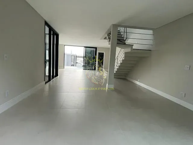 Sobrado 3 quartos e 4 banheiros, à venda, no bairro São Francisco de Assis em Camboriú