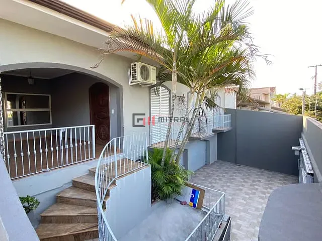 Sobrado com 540m² 4 quartos e 5 banheiros, à venda, no bairro Quebec em Londrina