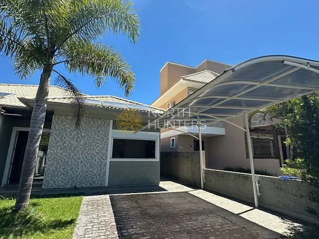 Sobrado com 133m² 3 quartos e 3 banheiros, à venda, no bairro Cachoeira do Bom Jesus em Florianópolis