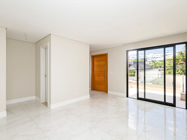 Sobrado com 271m² 3 quartos e 5 banheiros, à venda, no bairro Bom Retiro em Curitiba