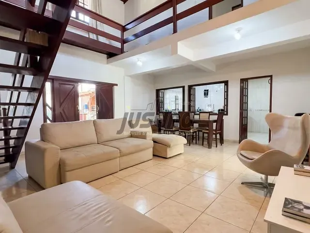 Sobrado com 302m² 4 quartos e 1 banheiro, à venda, no bairro Belas Artes em Itanhaém