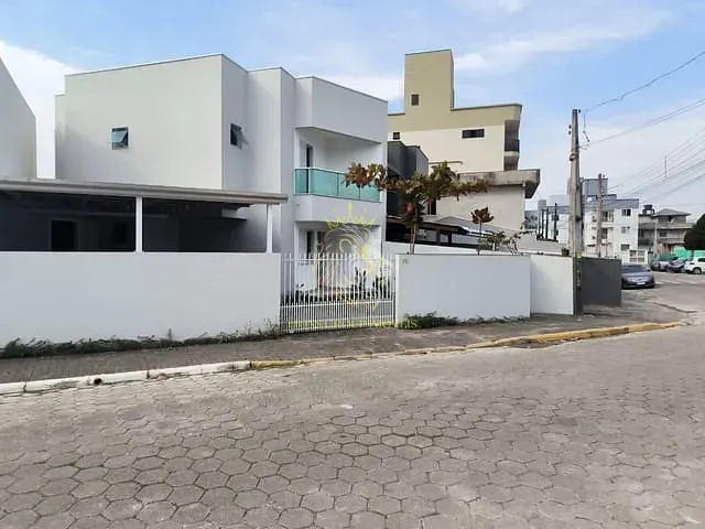 Sobrado 2 quartos e 3 banheiros, à venda, no bairro Santa Regina em Camboriú