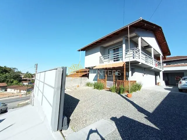 Sobrado com 360m² 5 quartos e 3 banheiros, à venda, no bairro João Costa em Joinville