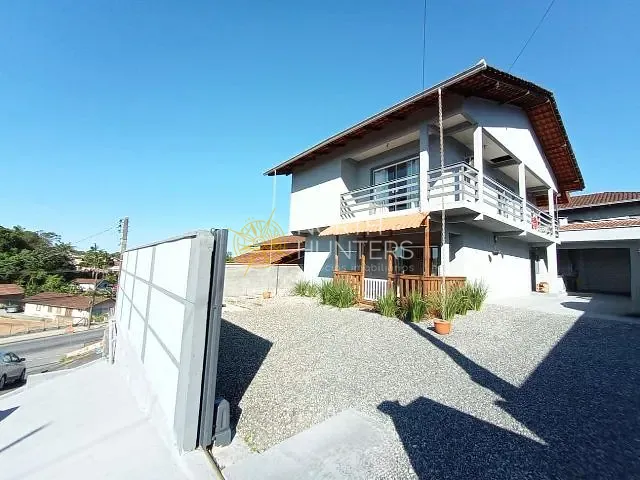 Sobrado com 360m² 5 quartos e 3 banheiros, à venda, no bairro João Costa em Joinville