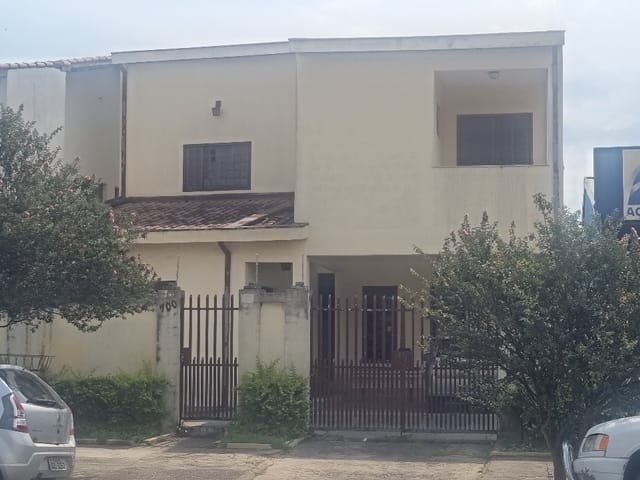 Sobrado com 300m² 4 quartos e 4 banheiros, à venda, no bairro Parque São Benedito em Pindamonhangaba