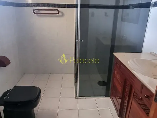 Sobrado com 300m² 4 quartos e 4 banheiros, à venda, no bairro Parque São Benedito em Pindamonhangaba