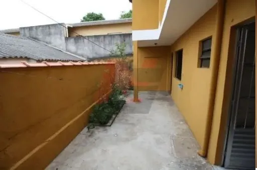 Casa com entrada independente e 1 vaga