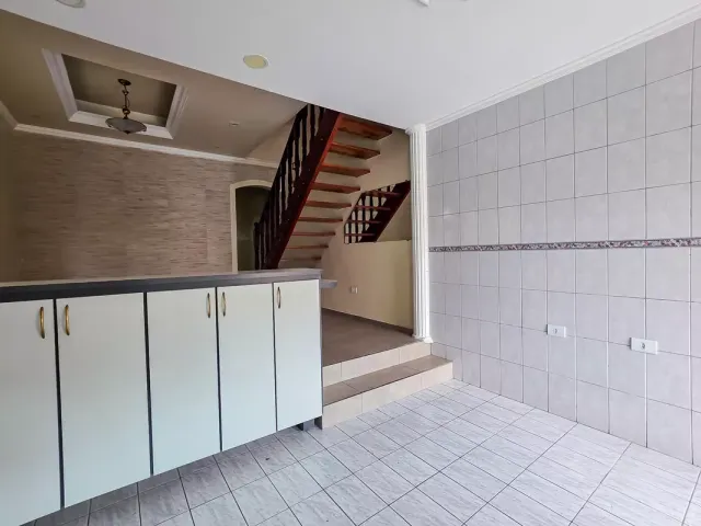 Sobrado 4 quartos e 4 banheiros, à venda, no bairro Vila Camilópolis em Santo André