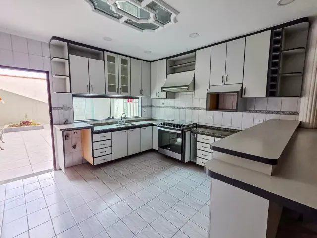 Sobrado 4 quartos e 4 banheiros, à venda, no bairro Vila Camilópolis em Santo André