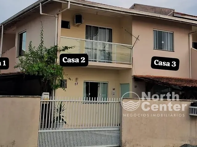 Sobrado com 90m² 2 quartos e 2 banheiros, à venda, no bairro Costeira em Balneário Barra do Sul