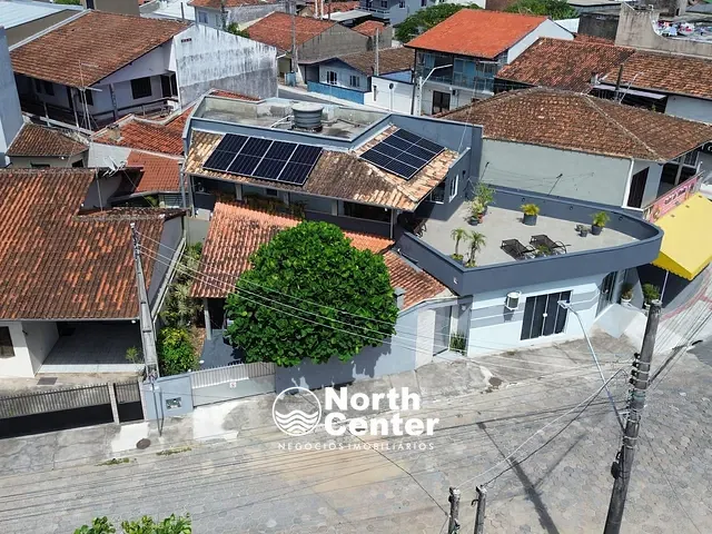 Sobrado com 203m² 3 quartos e 2 banheiros, à venda, no bairro Centro em Balneário Barra do Sul