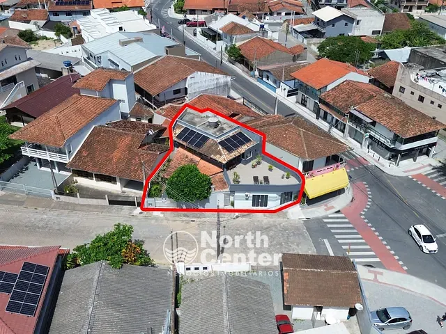 Sobrado com 203m² 3 quartos e 2 banheiros, à venda, no bairro Centro em Balneário Barra do Sul