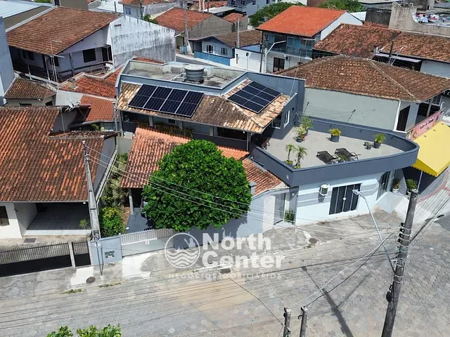 Sobrado com 203m² 3 quartos e 2 banheiros, à venda, no bairro Centro em Balneário Barra do Sul