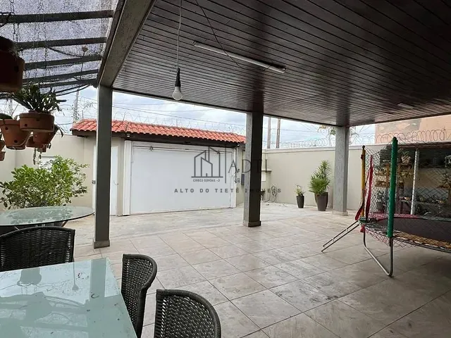 Sobrado com 250m² 3 quartos e 2 banheiros, à venda, no bairro Vila Suissa em Mogi das Cruzes