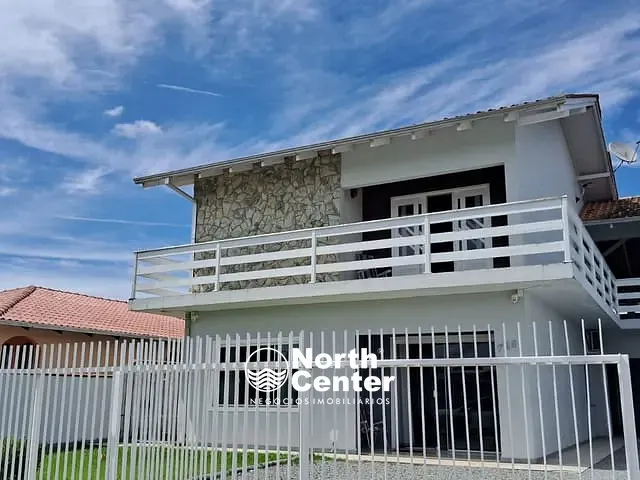 Sobrado com 403m² 4 quartos e 3 banheiros, à venda, no bairro Fátima em Joinville