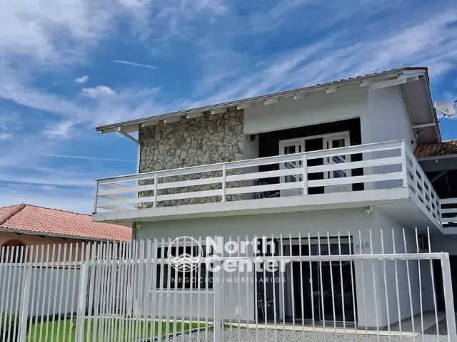 Sobrado com 403m² 4 quartos e 3 banheiros, à venda, no bairro Fátima em Joinville