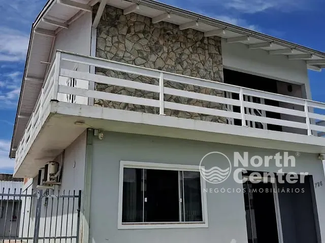 Sobrado com 403m² 4 quartos e 3 banheiros, à venda, no bairro Fátima em Joinville