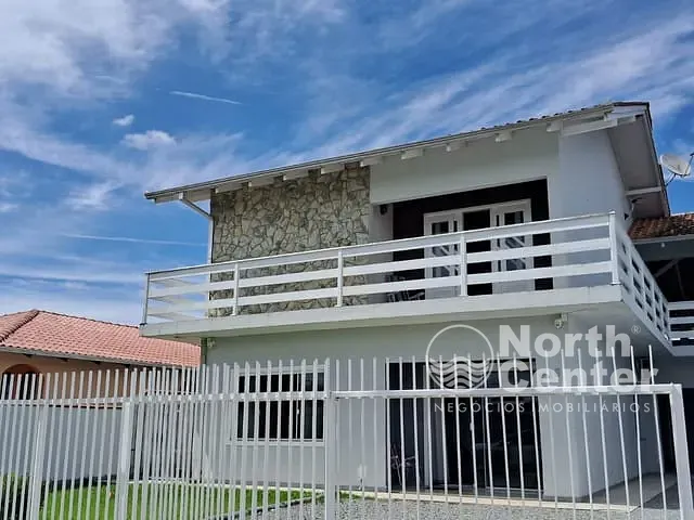 Sobrado com 403m² 4 quartos e 3 banheiros, à venda, no bairro Fátima em Joinville