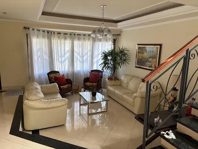 Sobrado com 360m² 4 quartos e 4 banheiros, à venda, no bairro Jardim das Colinas em São José dos Campos