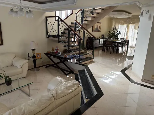 Sobrado com 360m² 4 quartos e 4 banheiros, à venda, no bairro Jardim das Colinas em São José dos Campos