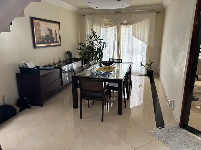 Sobrado com 360m² 4 quartos e 4 banheiros, à venda, no bairro Jardim das Colinas em São José dos Campos