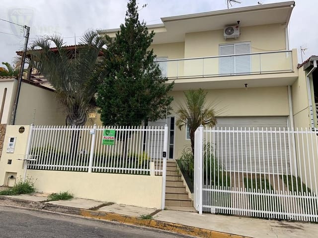 Sobrado com 200m² 3 quartos e 3 banheiros, para alugar, no bairro Parque dos Passaros em Extrema