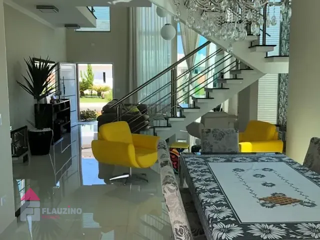Sobrado com 258m², à venda, no bairro Centro em Peruíbe