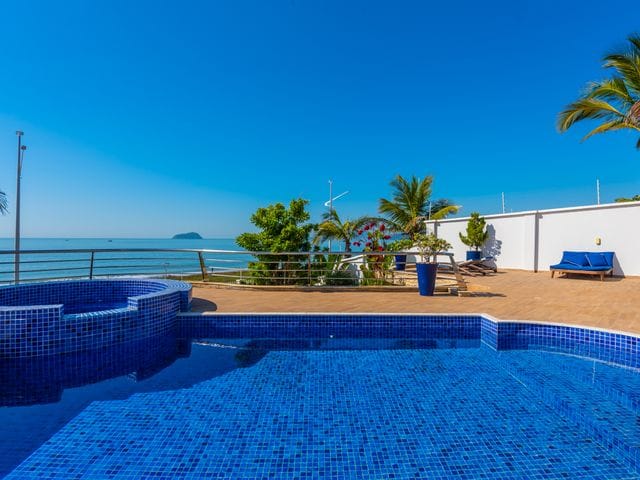 Foto do Casa - Mansão De Frente para o mar  à venda,  4 suítes, 6 vagas, piscina aquecida, aquecimento solar, elétrico e a gás, R$ 7.150.000,00 Centro, Balneário Piçarras, SC | Imobiliária GreenVille