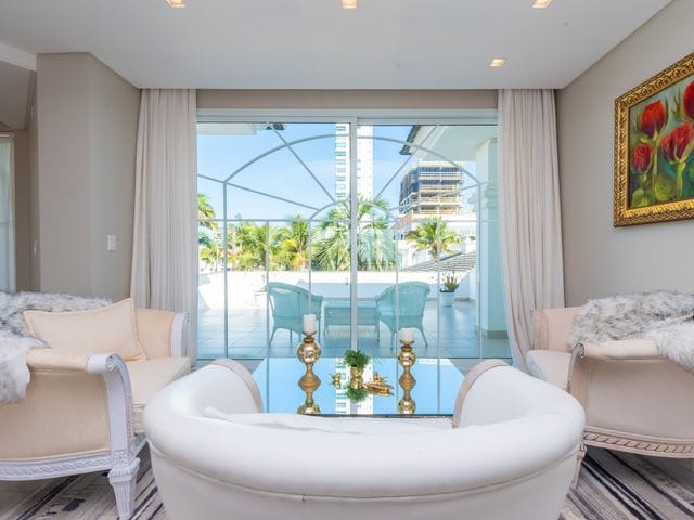 Foto do Casa - Mansão De Frente para o mar  à venda,  4 suítes, 6 vagas, piscina aquecida, aquecimento solar, elétrico e a gás, R$ 7.150.000,00 Centro, Balneário Piçarras, SC | Imobiliária GreenVille