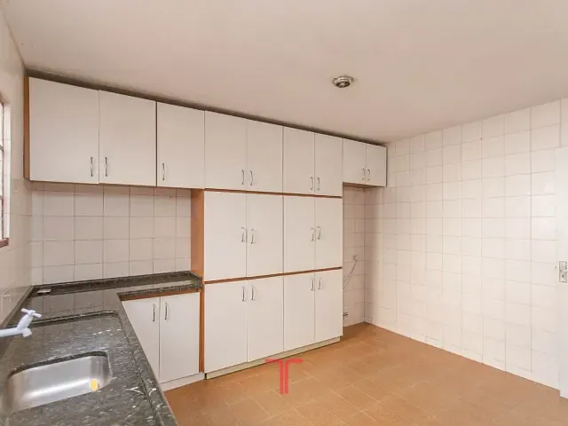 Sobrado com 93m² 3 quartos e 2 banheiros, à venda, no bairro Xaxim em Curitiba