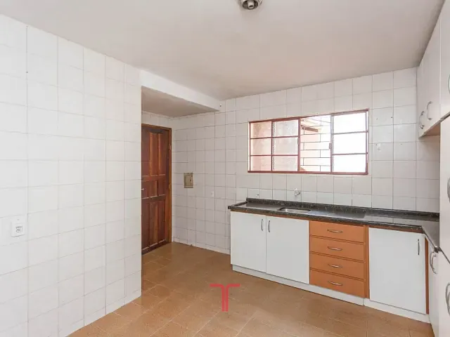 Sobrado com 93m² 3 quartos e 2 banheiros, à venda, no bairro Xaxim em Curitiba