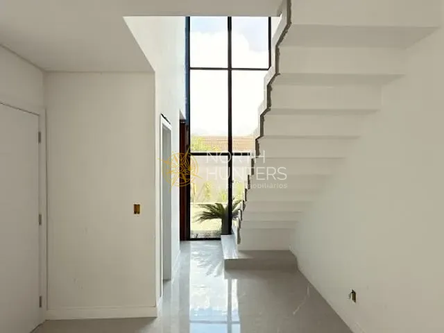 Sobrado 3 quartos e 4 banheiros, à venda, no bairro América em Joinville