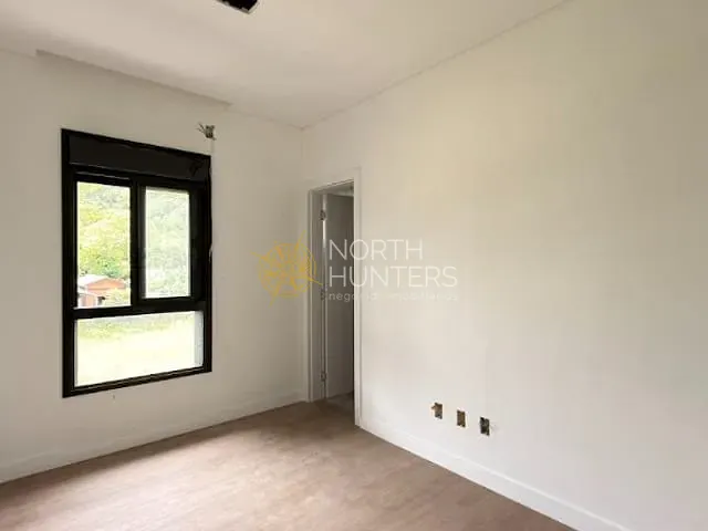 Sobrado 3 quartos e 4 banheiros, à venda, no bairro América em Joinville