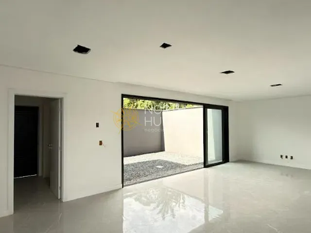 Sobrado 3 quartos e 4 banheiros, à venda, no bairro América em Joinville