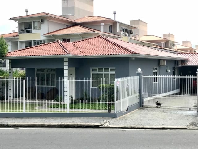 Casa com 900m² 7 quartos e 5 banheiros, à venda, no bairro Canasvieiras em Florianópolis