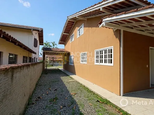 Sobrado com 512m² 3 quartos e 2 banheiros, à venda, no bairro Fátima em Joinville