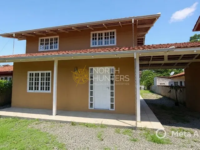 Sobrado com 512m² 3 quartos e 2 banheiros, à venda, no bairro Fátima em Joinville