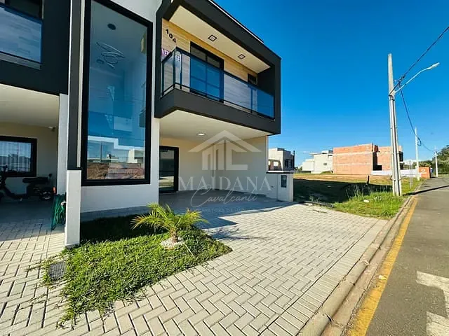 Sobrado com 145m² 3 quartos e 2 banheiros, à venda, no bairro Costeira em São José dos Pinhais